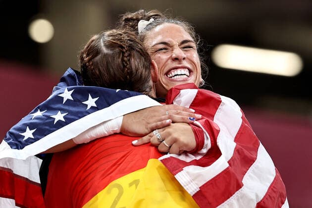 Bilder des Jahres 2021, Sport 08. August Sport Themen der Woche KW31 Sport Bilder des Tages Discus throw finals - Olympics: Day 10 TOKYO, JAPAN - AUGUST 02: Gold discus thrower, Valerie Allman of Team USA hugging silver medal winner Kristin Pudenz of Team Germany after discus throw finals on day 10 of the Tokyo 2020 Olympic Games, Olympische Spiele, Olympia, OS at Olympic Stadium on August 02 2021 in Tokyo, Japan. IgorxKralj PIXSELL