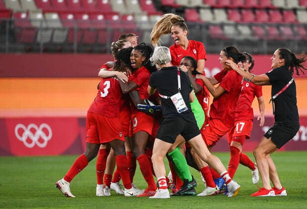 (210802) -- IBARAKI, Aug. 2, 2021 -- Members of Canada celebrate after winning the women s football semi final match between the United States and Canada at the Tokyo 2020 Olympic Games, Olympische Spiele, Olympia, OS in Ibaraki, Japan, Aug. 2, 2021. ) (TOKYO2020)JAPAN-IBARAKI-WOMEN S FOOTBALL-SEMI FINAL-USA VS CAN LuxYang 