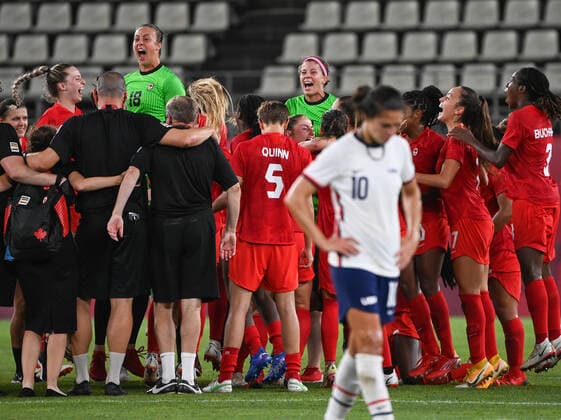 (210802) -- IBARAKI, Aug. 2, 2021 -- Members of Canada celebrate after winning the women s football semi final match between the United States and Canada at the Tokyo 2020 Olympic Games, Olympische Spiele, Olympia, OS in Ibaraki, Japan, Aug. 2, 2021. ) (TOKYO2020)JAPAN-IBARAKI-WOMEN S FOOTBALL-SEMI FINAL-USA VS CAN LuxYang 