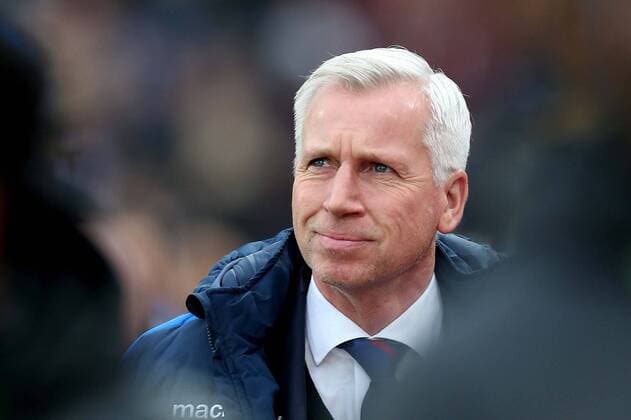 Fußball, Trainerhistorie Crystal Palace von 1905 bis heute Mandatory Credit: Photo by James Marsh BPI Shutterstock (7582078r) Crystal Palace Manager Alan Pardew before the Premier League match between Crystal Palace and Chelsea played at Selhurst Park, London on 17th December 2016 Football - Premier League 2016 17 Crystal Palace v Chelsea Selhurst Park Stadium, Whitehorse Ln, London, United Kingdom - 17 Dec 2016 EDITORIAL USE ONLY No use with unauthorised audio, video, data, fixture lists, club league logos or live services. Online in-match use limited to 75 images, no video emulation. No use in betting, games or single club league player publications. Football - Premier League 2016 17 Crystal Palace v Chelsea Selhurst Park Stadium, Whitehorse Ln, London, United Kingdom - 17 Dec 2016 EDITORIAL USE ONLY No use with unauthorised audio, video, data, fixture lists, club league logos or live services. Online in-match use limited to 75 images, no video emulation. No use in betting, games or single club league player publications.  Copyright: xJamesxMarsh BPI Shutterstockx 7582078r