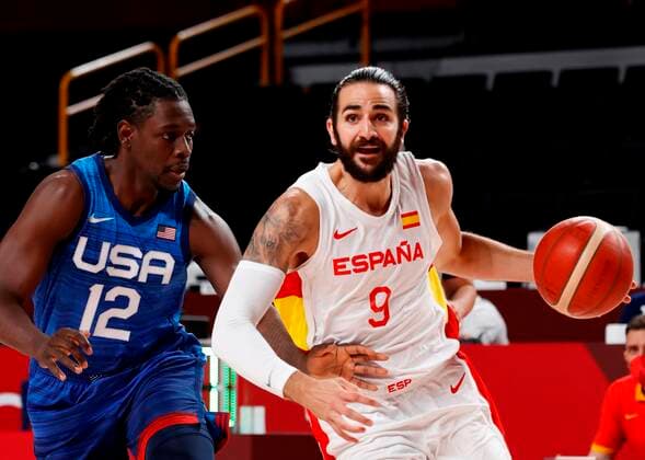 Spain s Ricky Rubio (R) in action against USA s Jrue Holiday during a match for the men s basketball quarterfinals amid the 2020 Olympic Games, Olympische Spiele, Olympia, OS at the Super Arena in Saitama, Japan, 03 August 2021. 2020 Olympic Games - Basketball: Spain vs USA !ACHTUNG: NUR REDAKTIONELLE NUTZUNG!  Copyright: xEnricxFontcubertax EVE6844 20210803-46a7d457c95b7c61b040d40d21e7938325a22850