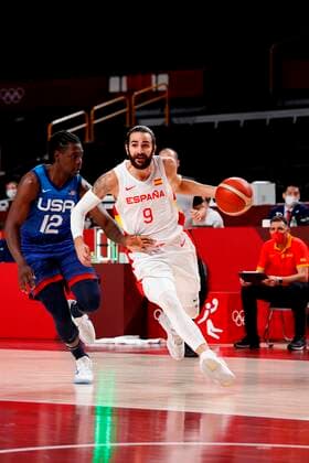 Spain s Ricky Rubio (R) in action against USA s Jrue Holiday during a match for the men s basketball quarterfinals amid the 2020 Olympic Games, Olympische Spiele, Olympia, OS at the Super Arena in Saitama, Japan, 03 August 2021. 2020 Olympic Games - Basketball: Spain vs USA !ACHTUNG: NUR REDAKTIONELLE NUTZUNG!  Copyright: xEnricxFontcubertax EVE6843 20210803-5bae924c58ddba535f0caa7f9aaa6e7805773b65