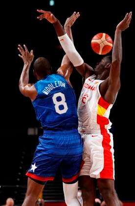 Spain s Usman Garuba (R) in action against USA s Usman Garuba during a match for the men s basketball quarterfinals amid the 2020 Olympic Games, Olympische Spiele, Olympia, OS at the Super Arena in Saitama, Japan, 03 August 2021. 2020 Olympic Games - Basketball: Spain vs USA !ACHTUNG: NUR REDAKTIONELLE NUTZUNG!  Copyright: xEnricxFontcubertax EVE6859 20210803-a0c42ee6b5c77fbbe0ed03fccad58e38d13cb744