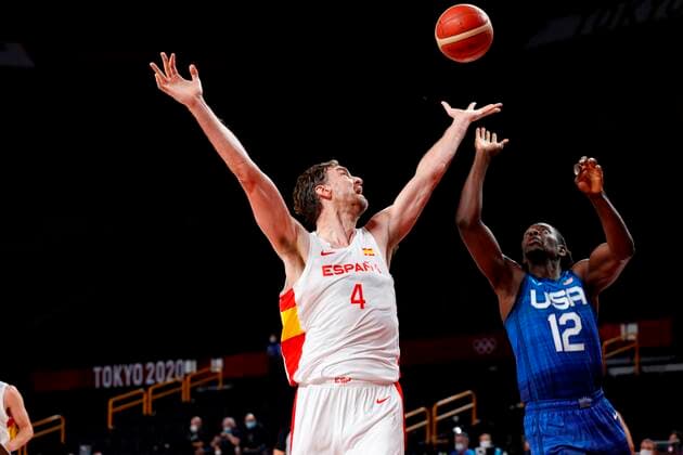 Sport Bilder des Tages Spain s Pau Gasol (L) in action against USA s Jrue Holiday during a match for the men s basketball quarterfinals amid the 2020 Olympic Games, Olympische Spiele, Olympia, OS at the Super Arena in Saitama, Japan, 03 August 2021. 2020 Olympic Games - Basketball: Spain vs USA !ACHTUNG: NUR REDAKTIONELLE NUTZUNG!  Copyright: xEnricxFontcubertax EVE6860 20210803-3b564491fbd02e24ad47688508245ff5d73e1233