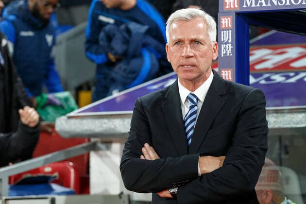 Fußball, Trainerhistorie Crystal Palace von 1905 bis heute Mandatory Credit: Photo by Ben Queenborough BPI Shutterstock (7566526cc) Crystal Palace manager Alan Pardew during the Premier League match between Crystal Palace and Manchester United, ManU played at Selhurst Park Stadium, London on 14th December 2016 Football - Premier League 2016 17 Crystal Palace v Manchester United Selhurst Park Stadium, Whitehorse Ln, London, United Kingdom - 14 Dec 2016 EDITORIAL USE ONLY No use with unauthorised audio, video, data, fixture lists, club league logos or live services. Online in-match use limited to 75 images, no video emulation. No use in betting, games or single club league player publications. Football - Premier League 2016 17 Crystal Palace v Manchester United Selhurst Park Stadium, Whitehorse Ln, London, United Kingdom - 14 Dec 2016 EDITORIAL USE ONLY No use with unauthorised audio, video, data, fixture lists, club league logos or live services. Online in-match use limited to 75 images, no video emulation. No use in betting, games or single club league player publications.  Copyright: xBenxQueenborough BPI Shutterstockx 7566526cc