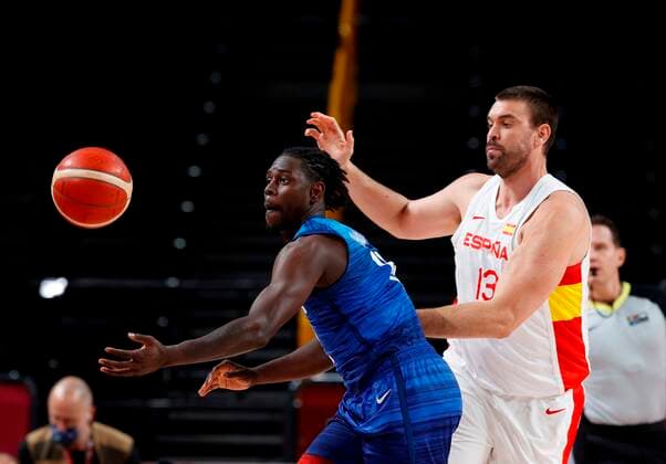 Spain s Marc Gasol (R) in action against USA s Jrue Holiday during a match for the men s basketball quarterfinals amid the 2020 Olympic Games, Olympische Spiele, Olympia, OS at the Super Arena in Saitama, Japan, 03 August 2021. 2020 Olympic Games - Basketball: Spain vs USA !ACHTUNG: NUR REDAKTIONELLE NUTZUNG!  Copyright: xEnricxFontcubertax EVE6886 20210803-02ae1400d0c236d877b4d6d1cd9ae47d51337014