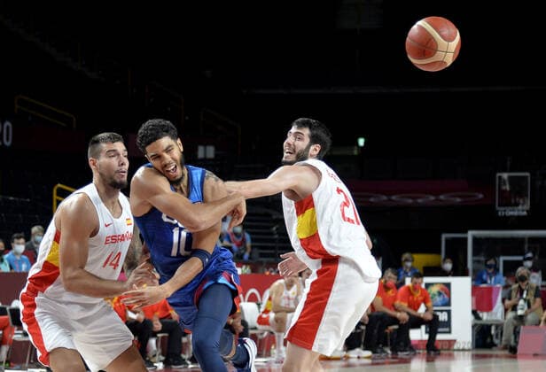 United States Jayson Tatum (C) splits Spain s Willy Hernangomez (L) and Alex Abrines as he passes the ball during Men s Basketball quarterfinal game at the Tokyo 2020 Olympics, Tuesday, August 3, 2021, in Tokyo, Japan. USA won 95-81 to advance to the semi-final round.  OLY20210803804 MIKExTHEILER