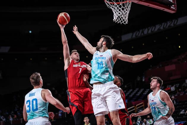 Sport Bilder des Tages (210803) -- SAITAMA, Aug. 3, 2021 -- Johannes Voigtmann (top, L) of Germany competes with Mike Tobey (top, R) of Slovenia during the men s basketball quarterfinal match between Slovenia and Germany at Tokyo 2020 Olympic Games, Olympische Spiele, Olympia, OS in Saitama, Japan, Aug. 3, 2021. ) (TOKYO2020)JAPAN-SAITAMA-OLY-BASKETBALL-MEN S QUARTERFINAL-SLO VS GER PanxYulong 