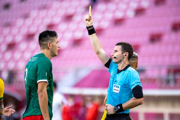 Tokyo 2020 Olympiad Tokyo TÓQUIO, TO - 03.08.2021: TOKYO 2020 OLYMPIAD TOKYO - Montes do Mexico receives the referee& 39;s yellow card during the Mexico vs Brazil football match at the 2021 Tokyo Olympic Games, Olympische Spiele, Olympia, OS held in 2021, the match held at Kashima Stadium, Japan. (Photo: Richard Callis Fotoarena) x2101905x  RichardxCallis
