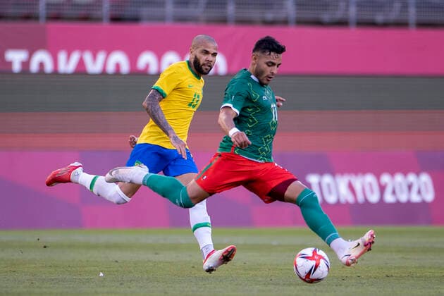 Tokyo 2020 Olympiad Tokyo TÓQUIO, TO - 03.08.2021: TOKYO 2020 OLYMPIAD TOKYO - Vega from Mexico and Dani Alves from Brazil during the Mexico vs Brazil football match at the Tokyo 2020 Olympic Games, Olympische Spiele, Olympia, OS held in 2021, the match held at the Kashima Stadium, Japan. (Photo: Richard Callis Fotoarena) x2101906x  RichardxCallis