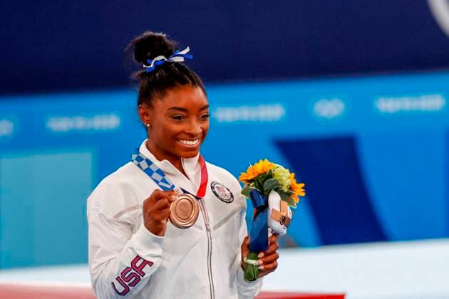 Tokio 2020 im Jahr 2021, Rückblick: Olympische Highlights Sport Bilder des Tages US Simone Biles celebrates after winning the bronze medal in the Women s Balance Beam final during Tokyo 2020 Olympic Games, Olympische Spiele, Olympia, OS at Ariake Gymnastics Center, in Tokyo (Japan), 03 August 2021. 2020 Olympic Games - Artistic Gymnastics !ACHTUNG: NUR REDAKTIONELLE NUTZUNG!  Copyright: xJoséxMéndezx(es-ES)x EVE7122 20210803-c4656bc9af3543a6ebbc5eb499d6daa7eb1728f9