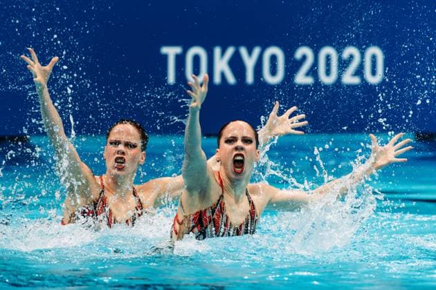 Tokio 2020 im Jahr 2021, Rückblick: Olympische Highlights Sport Bilder des Tages OLYMPICS - Summer Olympic Games, Olympische Spiele, Olympia, OS 2020 TOKYO,JAPAN,03.AUG.21 - OLYMPICS, ARTISTIC SWIMMING - Summer Olympic Games 2020, Duet Technical Routine. Image shows Bregje de Brouwer and Noortje de Brouwer (NED).  GEPAxpictures xMichaelxMeindl
