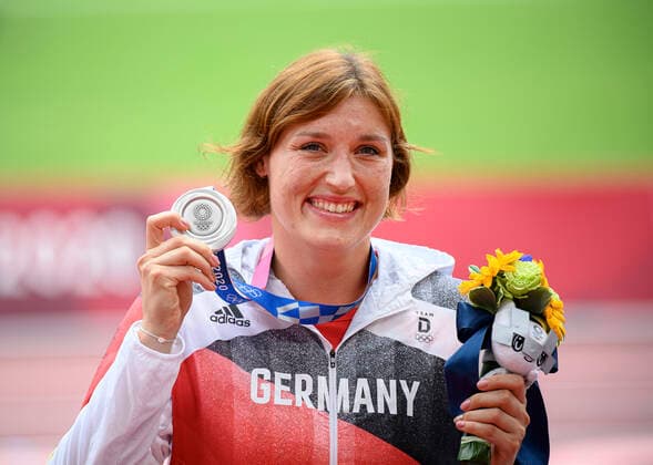 Bilder des Jahres 2021, Sport 08. August Siegerehrung: Kristin PUDENZ (GER 2.Platz) zeigt ihre Silbermedaille, Silber, Medaille, Leichtathletik, Siegerehrung Diskuswerfen der Frauen, am 03.08.2021 Olympische Sommerspiele 2020, vom 23.07. - 08.08.2021 in Tokio Japan. Â *** Award Ceremony Kristin PUDENZ GER 2nd place shows her silver medal, silver, medal, athletics, award ceremony womens discus throw, on 03 08 2021 Summer Olympics 2020, from 23 07 08 2021 in Tokyo Japan Â