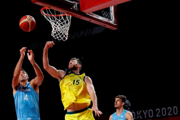 Argentinian pivot Luis Scola (L) fights for the ball with Australian pivot Nic Kay (C) during the Basketball quartefinal match between Argentina and Australia during the Tokyo 2020 Olympics Games played at Super Arena stadium of Saitama, Japan on 03 August 2021. Australia vs Argentina !ACHTUNG: NUR REDAKTIONELLE NUTZUNG!  Copyright: xEnricxFontcubertax EVE7242 20210803-b6201b0adc381ea2c7dbf558b93749c1a4a18ad1