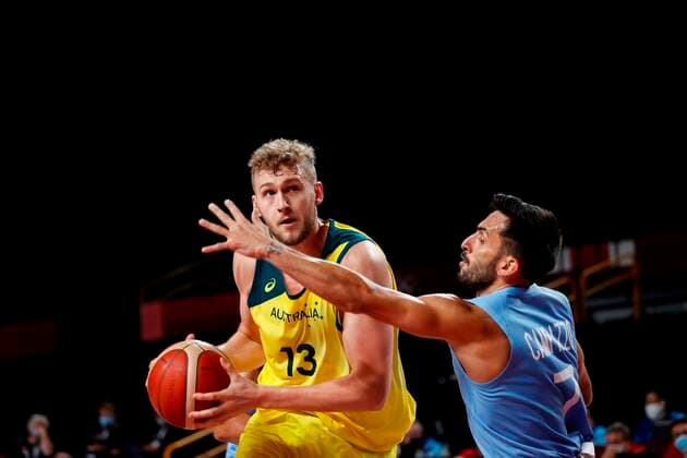 Argentinian guard Facundo Campazzo (R) in action against Australian pivot Jock Landale (L) the Basketball quartefinal match between Argentina and Australia during the Tokyo 2020 Olympics Games played at Super Arena stadium of Saitama, Japan on 03 August 2021. Australia vs Argentina !ACHTUNG: NUR REDAKTIONELLE NUTZUNG!  Copyright: xEnricxFontcubertax EVE7241 20210803-e558a44215ae6c7009afd13ba20714c1f0970674