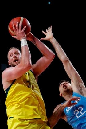 Argentinian winger Juampi Vaulet (R) in action against Australian winger Joe Ingles (L) during their Basketball quartefinal game between Argentina and Australia during the Tokyo 2020 Olympics Games played at Super Arena stadium of Saitama, Japan on 03 August 2021. Australia vs Argentina !ACHTUNG: NUR REDAKTIONELLE NUTZUNG!  Copyright: xEnricxFontcubertax EVE7256 20210803-b5ab2bc6f7c094ebff1f2c1d90a2e1b723e2e021