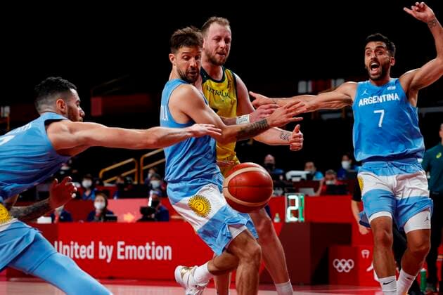 Australian winger Joe Ingles (2L) gives the ball next to Argentinian Luca Vildoza (L), Nicolas Laprovittola (2L) and Facundo Campazzo (R) during their Basketball quartefinal game between Argentina and Australia during the Tokyo 2020 Olympics Games played at Super Arena stadium of Saitama, Japan on 03 August 2021. Australia vs Argentina !ACHTUNG: NUR REDAKTIONELLE NUTZUNG!  Copyright: xEnricxFontcubertax EVE7281 20210803-109eb6fc730548f4760cc95a0464cd684ccf7f41