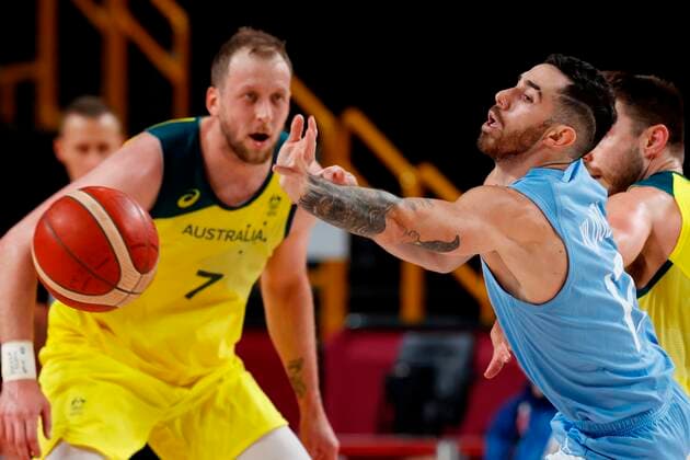 Argentinian Luca Vildoza (2R) loses the ball next to Joe Ingles (L) and Matthew Dellavedova (R) during their Basketball quartefinal game between Argentina and Australia during the Tokyo 2020 Olympics Games played at Super Arena stadium of Saitama, Japan on 03 August 2021. Australia vs Argentina !ACHTUNG: NUR REDAKTIONELLE NUTZUNG!  Copyright: xEnricxFontcubertax EVE7279 20210803-8347ef47070cd5e76f76e0c30d917736074f8183