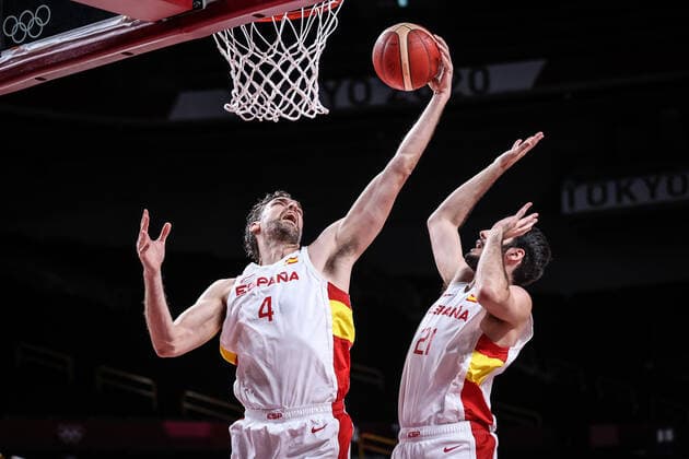 (210803) -- SAITAMA, Aug. 3, 2021 -- Pau Gasol (L) of Spain competes during the men s basketball quarterfinal match between Spain and the United States at Tokyo 2020 Olympic Games, Olympische Spiele, Olympia, OS in Saitama, Japan, Aug. 3, 2021. ) (TOKYO2020)JAPAN-SAITAMA-OLY-BASKETBALL-MEN S QUARTERFINAL-ESP VS USA PanxYulong 