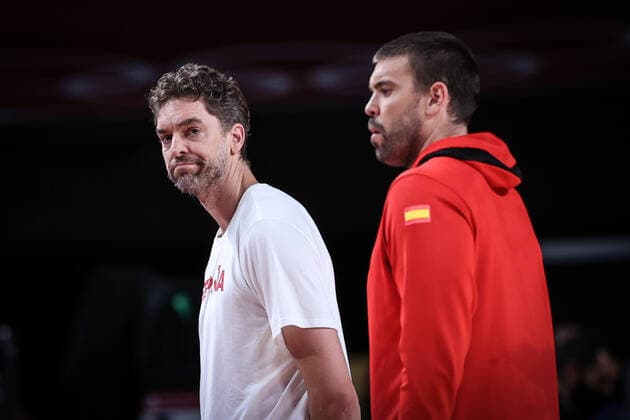 (210803) -- SAITAMA, Aug. 3, 2021 -- Pau Gasol (L) and Marc Gasol of Spain react during the men s basketball quarterfinal match between Spain and the United States at Tokyo 2020 Olympic Games, Olympische Spiele, Olympia, OS in Saitama, Japan, Aug. 3, 2021. ) (TOKYO2020)JAPAN-SAITAMA-OLY-BASKETBALL-MEN S QUARTERFINAL-ESP VS USA PanxYulong 