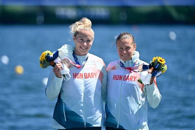 Siegerehrung, victory ceremony Danuta KOZAK (HUN), Dora BODONYI (HUN), 3. Platz, Bronzemedaille, Bronce Medal, Bronce Medallist, Bronzemedaillengewinnerin, Jubel, jubeln, Freude, cheers, Kanu Sprint, Canoe Sprint, Kajak Zweier der Frauen, K2, Women s Kayak Double 500m am 03.08.2021, Sea Forest Waterway. Olympische Sommerspiele 2020, vom 23.07. - 08.08.2021 in Tokio Japan. *** Victory ceremony Danuta KOZAK HUN , Dora BODONYI HUN , 3rd place, bronze medal, bronce medal, bronce medallist, bronze medalist, cheers, cheering, joy, cheers, Canoe Sprint, Canoe Sprint, Womens Kayak Double, K2, Women s Kayak Double 500m on 03 08 2021, Sea Forest Waterway Summer Olympics 2020, from 23 07 08 2021 in Tokyo Japan