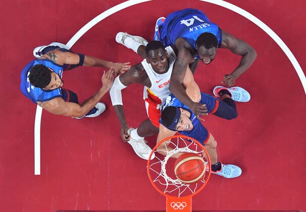 Sport Bilder des Tages (210803) -- SAITAMA, Aug. 3, 2021 -- Usman Garuba (2nd L) of Spain competes with Devin Booker (2nd R) and Draymond Green (1st R) of the United States during the men s basketball quarterfinal match between Spain and the United States at Tokyo 2020 Olympic Games, Olympische Spiele, Olympia, OS in Saitama, Japan, Aug. 3, 2021. ) (TOKYO2020)XHTP-JAPAN-SAITAMA-OLY-BASKETBALL-MEN S QUARTERFINAL-ESP VS USA MengxYongmin 