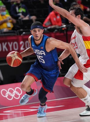 (210803) -- SAITAMA, Aug. 3, 2021 -- Devin Booker (L) of the United States competes during the men s basketball quarterfinal match between Spain and the United States at Tokyo 2020 Olympic Games, Olympische Spiele, Olympia, OS in Saitama, Japan, Aug. 3, 2021. ) (TOKYO2020)JAPAN-SAITAMA-OLY-BASKETBALL-MEN S QUARTERFINAL-ESP VS USA MengxYongmin 