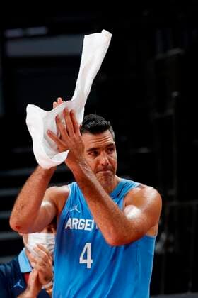 Argentinian Luis Scola, who intends to retire after the match, receives an ovation in the Basketball quartefinal game between Argentina and Australia during the Tokyo 2020 Olympics Games played at Super Arena stadium of Saitama, Japan on 03 August 2021. Australia vs Argentina !ACHTUNG: NUR REDAKTIONELLE NUTZUNG!  Copyright: xEnricxFontcubertax EVE7333 20210803-2b559b4d82170b42471d297eb00f31b51aa32c97
