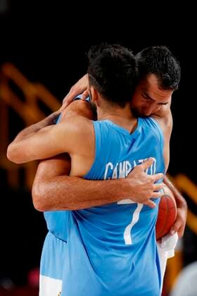 Argentinian pivot Luis Scola (R) embraces his team mate Facundo Campazzo (L) after the defeat of the team and their last game after the Basketball quartefinal game between Argentina and Australia during the Tokyo 2020 Olympics Games played at Super Arena stadium of Saitama, Japan on 03 August 2021. Australia vs Argentina !ACHTUNG: NUR REDAKTIONELLE NUTZUNG!  Copyright: xEnricxFontcubertax EVE7336 20210803-55e1431c37f5ef0e0b1a75f9067ffc571c951426