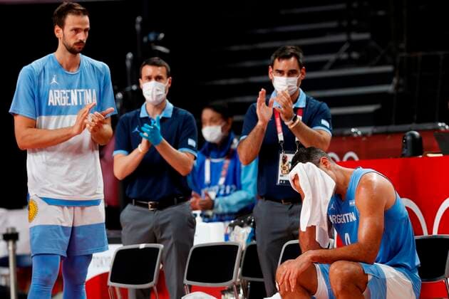 Argentinian pivot Luis Scola (R) receives the applauds of his team mates after the defeat of the team and their last game after the Basketball quartefinal game between Argentina and Australia during the Tokyo 2020 Olympics Games played at Super Arena stadium of Saitama, Japan on 03 August 2021. Australia vs Argentina !ACHTUNG: NUR REDAKTIONELLE NUTZUNG!  Copyright: xEnricxFontcubertax EVE7334 20210803-cd3fd1215183e190ae50da0faa2846fe1c2c43af