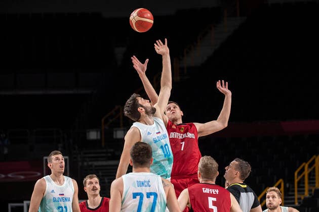 Johannes VOIGTMANN GER, Mi , r vs Mike TOBEY SLO , action, game scene basketball Solwenien SLO Germany GER 94 70, on 03 08 2021 Summer Olympics 2020, from 23 07 08 2021 in Tokyo Japan