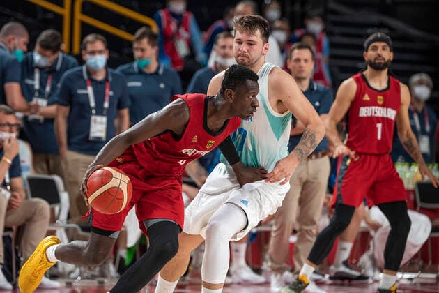 Good if you can brace yourself on the soft parts of your opponent Isaac BONGA GER, front l vs Luca DONCIC SLO action, game scene basketball Solwenien SLO Germany GER 94 70, on 03 08 2021 Summer Olympics 2020, from 23 07 08 2021 in Tokyo Japan