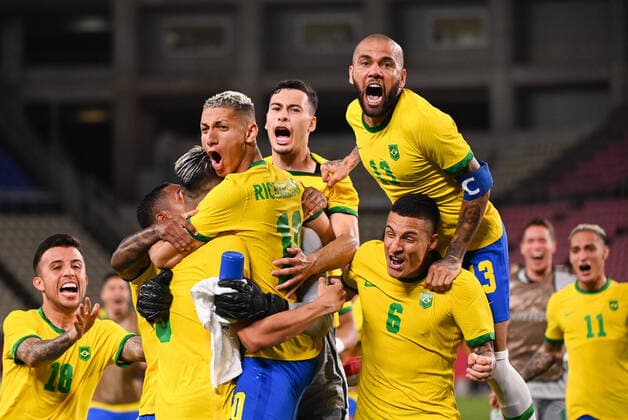Tokio 2020 im Jahr 2021, Rückblick: Olympische Highlights Sport Bilder des Tages (210803) -- IBARAKI, Aug. 3, 2021 -- Players of Brazil celebrate victory after the Tokyo 2020 men s football semifinal match between Brazil and Mexico at the Ibaraki Kashima Stadium in Ibaraki, Japan, Aug. 3, 2021. ) (TOKYO2020)JAPAN-IBARAKI-MEN S FOOTBALL-SEMI FINAL-MEX VS BRA LuxYang 