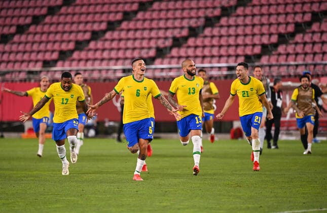 (210803) -- IBARAKI, Aug. 3, 2021 -- Players of Brazil celebrate victory after the Tokyo 2020 men s football semifinal match between Brazil and Mexico at the Ibaraki Kashima Stadium in Ibaraki, Japan, Aug. 3, 2021. ) (TOKYO2020)JAPAN-IBARAKI-MEN S FOOTBALL-SEMI FINAL-MEX VS BRA LuxYang 