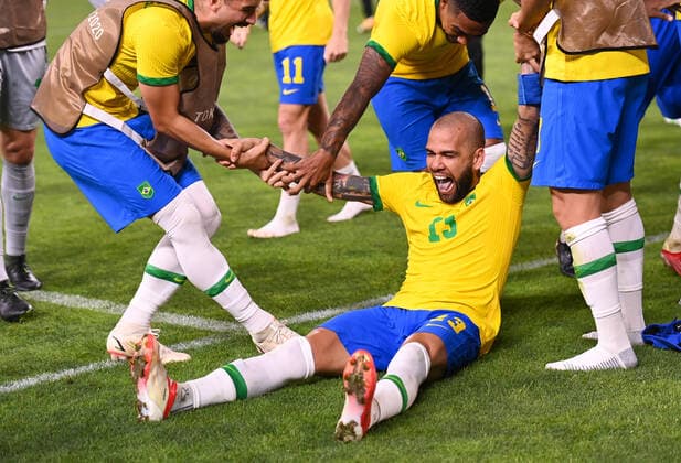 (210803) -- IBARAKI, Aug. 3, 2021 -- Dani Alves, captain of Brazil, celebrates the victory with his teammates after the Tokyo 2020 men s football semifinal match between Brazil and Mexico at the Ibaraki Kashima Stadium in Ibaraki, Japan, Aug. 3, 2021. ) (TOKYO2020)JAPAN-IBARAKI-MEN S FOOTBALL-SEMI FINAL-MEX VS BRA LuxYang 
