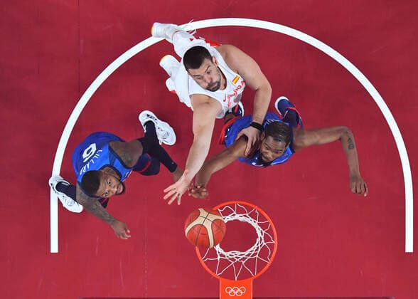 (210803) -- SAITAMA, Aug. 3, 2021 -- Marc Gasol (C) of Spain competes with Kevin Durant (L) and Damian Lillard of the United States during the men s basketball quarterfinal match between Spain and the United States at Tokyo 2020 Olympic Games, Olympische Spiele, Olympia, OS in Saitama, Japan, Aug. 3, 2021. ) (TOKYO2020)JAPAN-SAITAMA-OLY-BASKETBALL-MEN S QUARTERFINAL-ESP VS USA MengxYongmin 