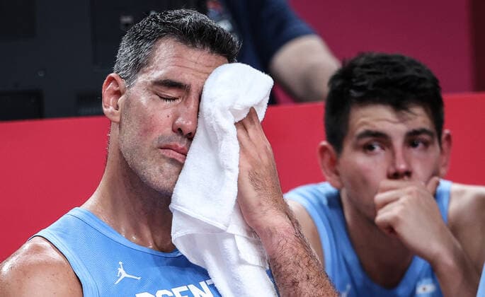 (210803) -- SAITAMA, Aug. 3, 2021 -- Luis Scola (L) of Argentina reacts after being substituted during the men s basketball quarterfinal match between Australia and Argentina at Tokyo 2020 Olympic Games, Olympische Spiele, Olympia, OS in Saitama, Japan, Aug. 3, 2021. ) (TOKYO2020)XHTP-JAPAN-SAITAMA-OLY-BASKETBALL-MEN S QUARTERFINAL-AUS VS ARG PanxYulong 