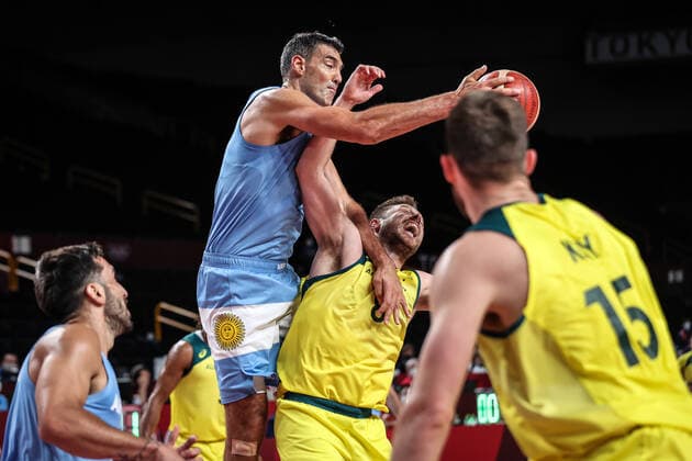 (210803) -- SAITAMA, Aug. 3, 2021 -- Luis Scola (top) of Argentina competes during the men s basketball quarterfinal match between Australia and Argentina at Tokyo 2020 Olympic Games, Olympische Spiele, Olympia, OS in Saitama, Japan, Aug. 3, 2021. ) (TOKYO2020)XHTP-JAPAN-SAITAMA-OLY-BASKETBALL-MEN S QUARTERFINAL-AUS VS ARG PanxYulong 