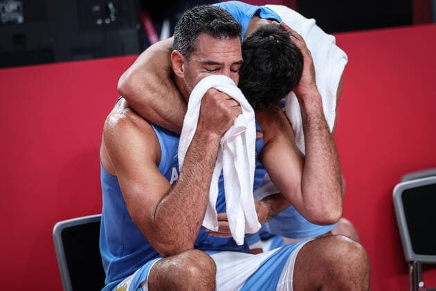 Sport Bilder des Tages (210803) -- SAITAMA, Aug. 3, 2021 -- Luis Scola (L) of Argentina reacts after being substituted during the men s basketball quarterfinal match between Australia and Argentina at Tokyo 2020 Olympic Games, Olympische Spiele, Olympia, OS in Saitama, Japan, Aug. 3, 2021. ) (TOKYO2020)JAPAN-SAITAMA-OLY-BASKETBALL-MEN S QUARTERFINAL-AUS VS ARG PanxYulong 