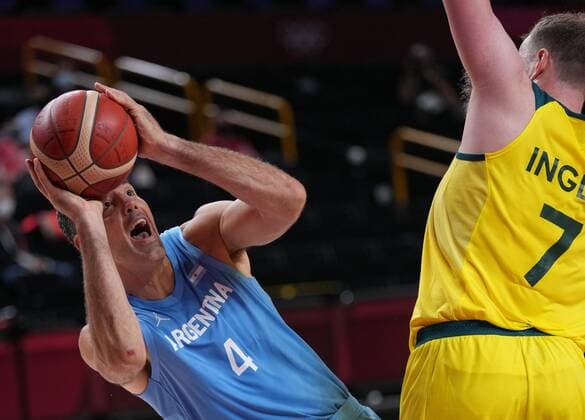 (210803) -- SAITAMA, Aug. 3, 2021 -- Luis Scola (L) of Argentina shoots during the men s basketball quarterfinal match between Australia and Argentina at Tokyo 2020 Olympic Games, Olympische Spiele, Olympia, OS in Saitama, Japan, Aug. 3, 2021. ) (TOKYO2020)JAPAN-SAITAMA-OLY-BASKETBALL-MEN S QUARTERFINAL-AUS VS ARG MengxYongmin 