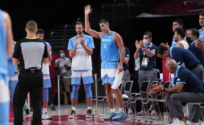 (210803) -- SAITAMA, Aug. 3, 2021 -- Luis Scola of Argentina greets people after the men s basketball quarterfinal match between Australia and Argentina at Tokyo 2020 Olympic Games, Olympische Spiele, Olympia, OS in Saitama, Japan, Aug. 3, 2021. ) (TOKYO2020)JAPAN-SAITAMA-OLY-BASKETBALL-MEN S QUARTERFINAL-AUS VS ARG MengxYongmin 