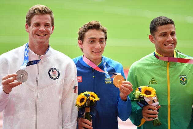 (L-R) Christopher Nilsen (USA), Armand Duplantis (SWE), Thiago Braz (BRA), AUGUST 4, 2021 - Athletics : Gold medalist Armand Duplantis of Sweden poses with Silver medalist Christopher Nilsen of United States and Bronze medalist Thiago Braz of Brazil during the Men s Pole Vault Medal Ceremony during the Tokyo 2020 Olympic Games, Olympische Spiele, Olympia, OS at the National Stadium in Tokyo, Japan. Noxthirdxpartyxsales  (166357461)