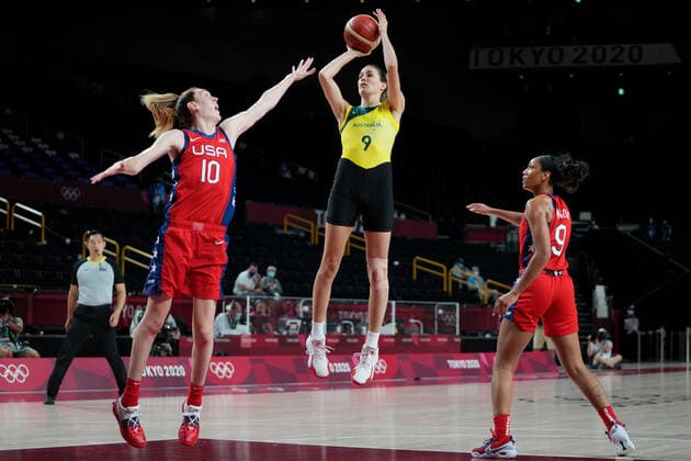 OLY21 BASKETBALL WOMENS AUST USA, Bec Allen of Australia takes a shot at the basket during the Women s Quarterfinal Basketball match between Australia and the USA at the Saitama Super Arena during the Tokyo Olympic Games, Olympische Spiele, Olympia, OS in Tokyo, Japan Wednesday, August 4, 2021. ( NO ARCHIVING, EDITORIAL USE ONLY, NO USE IN BOOKS WITHOUT CONSENT TOKYO JAPAN  Copyright: xJOExGIDDENSx 20210804001563948963