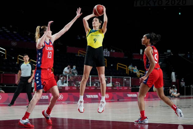 OLY21 BASKETBALL WOMENS AUST USA, Bec Allen of Australia takes a shot at the basket over Breanna Stewart of the USA during the Women s Quarterfinal Basketball match between Australia and the USA at the Saitama Super Arena during the Tokyo Olympic Games, Olympische Spiele, Olympia, OS in Tokyo, Japan Wednesday, August 4, 2021. ( NO ARCHIVING, EDITORIAL USE ONLY, NO USE IN BOOKS WITHOUT CONSENT TOKYO JAPAN  Copyright: xJOExGIDDENSx 20210804001563949555