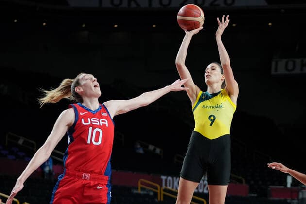 OLY21 BASKETBALL WOMENS AUST USA, Bec Allen of Australia takes a shot at the basket over Breanna Stewart of the USA during the Women s Quarterfinal Basketball match between Australia and the USA at the Saitama Super Arena during the Tokyo Olympic Games, Olympische Spiele, Olympia, OS in Tokyo, Japan Wednesday, August 4, 2021. ( NO ARCHIVING, EDITORIAL USE ONLY, NO USE IN BOOKS WITHOUT CONSENT TOKYO JAPAN  Copyright: xJOExGIDDENSx 20210804001563949599