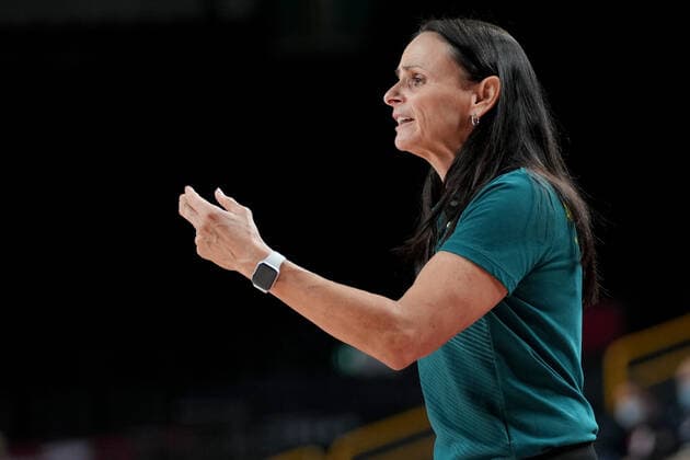 OLY21 BASKETBALL WOMENS AUST USA, Opals coach Sandy Brondello gestures during the Women s Quarterfinal Basketball match between Australia and the USA at the Saitama Super Arena during the Tokyo Olympic Games, Olympische Spiele, Olympia, OS in Tokyo, Japan Wednesday, August 4, 2021. ( NO ARCHIVING, EDITORIAL USE ONLY, NO USE IN BOOKS WITHOUT CONSENT TOKYO JAPAN  Copyright: xJOExGIDDENSx 20210804001563949897