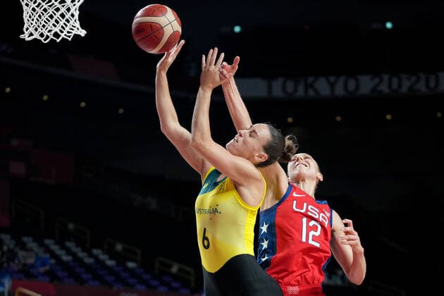 OLY21 BASKETBALL WOMENS AUST USA, Steph Talbot of Australia competes for the ball with Diana Taurasi of the USA during the Women s Quarterfinal Basketball match between Australia and the USA at the Saitama Super Arena during the Tokyo Olympic Games, Olympische Spiele, Olympia, OS in Tokyo, Japan Wednesday, August 4, 2021. ( NO ARCHIVING, EDITORIAL USE ONLY, NO USE IN BOOKS WITHOUT CONSENT TOKYO JAPAN  Copyright: xJOExGIDDENSx 20210804001563955107