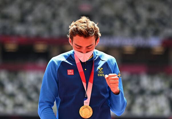 (210804) -- TOKYO, Aug. 4, 2021 -- Gold medalist Armand Duplantis of Sweden reacts on the awarding ceremony of the men s pole vault at the Tokyo 2020 Olympic Games, Olympische Spiele, Olympia, OS in Tokyo, Japan, Aug. 4, 2021. ) (TOKYO2020)JAPAN-TOKYO-OLY-ATHLETICS-MEN S POLE VAULT-AWARDING CEREMONY LixYibo 