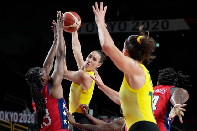OLY21 BASKETBALL WOMENS AUST USA, Steph Talbot of Australia competes for the ball with Sylvia Fowles of the USA during the Women s Quarterfinal Basketball match between Australia and the USA at the Saitama Super Arena during the Tokyo Olympic Games, Olympische Spiele, Olympia, OS in Tokyo, Japan Wednesday, August 4, 2021. ( NO ARCHIVING, EDITORIAL USE ONLY, NO USE IN BOOKS WITHOUT CONSENT TOKYO JAPAN  Copyright: xJOExGIDDENSx 20210804001563962708