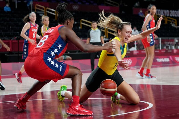 OLY21 BASKETBALL WOMENS AUST USA, Alanna Smith of Australia and Chelsea Gray of the USA during the Women s Quarterfinal Basketball match between Australia and the USA at the Saitama Super Arena during the Tokyo Olympic Games, Olympische Spiele, Olympia, OS in Tokyo, Japan Wednesday, August 4, 2021. ( NO ARCHIVING, EDITORIAL USE ONLY, NO USE IN BOOKS WITHOUT CONSENT TOKYO JAPAN  Copyright: xJOExGIDDENSx 20210804001563963012